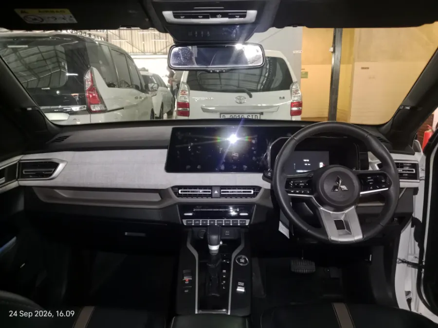 Foto Mobil Bekas Dashboard Mitsubishi XForce 1.5 Ultimate tahun 2023