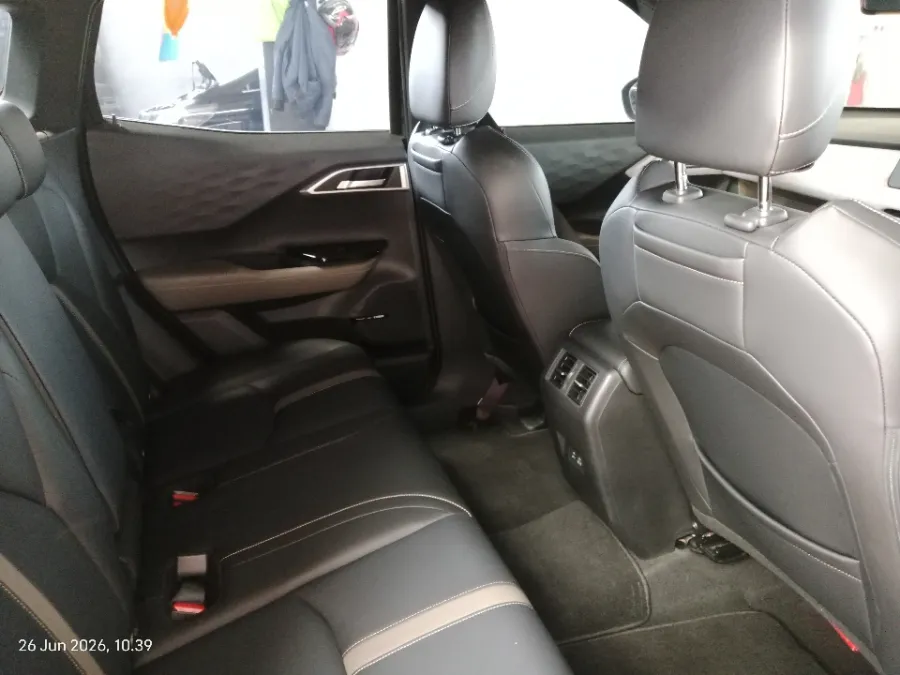 Foto Mobil Bekas Kabin Belakang Mitsubishi XForce 1.5 Ultimate tahun 2023