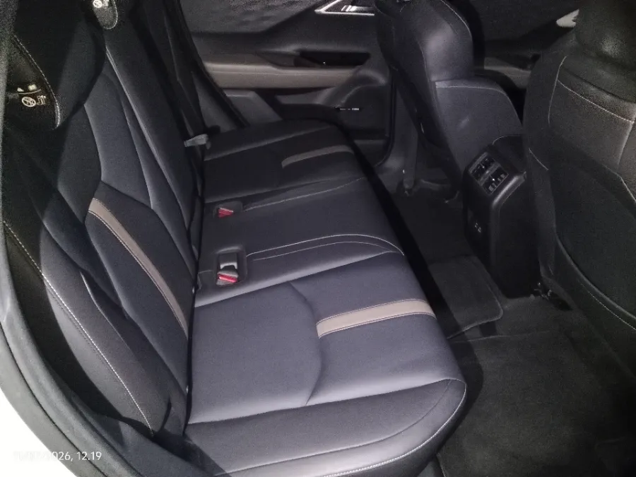 Foto Mobil Bekas Kabin Belakang Mitsubishi XForce 1.5 Ultimate tahun 2023
