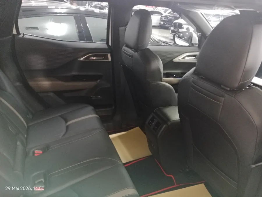Foto Mobil Bekas Kabin Belakang Mitsubishi XForce 1.5 Ultimate tahun 2023
