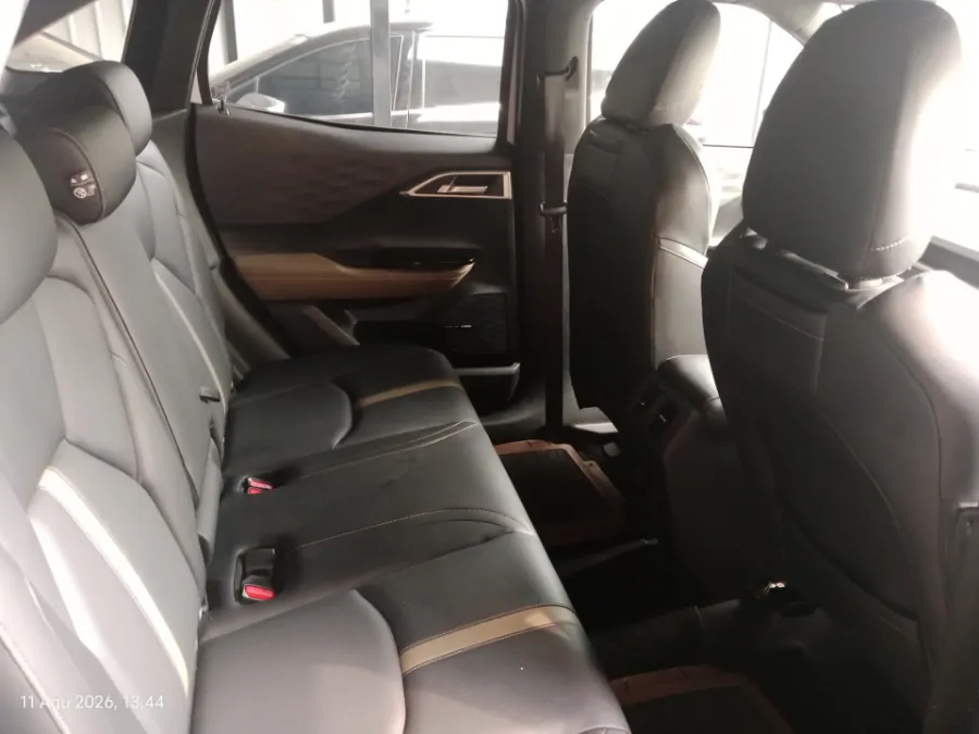 Foto Mobil Bekas Kabin Belakang Mitsubishi XForce 1.5 Ultimate tahun 2023