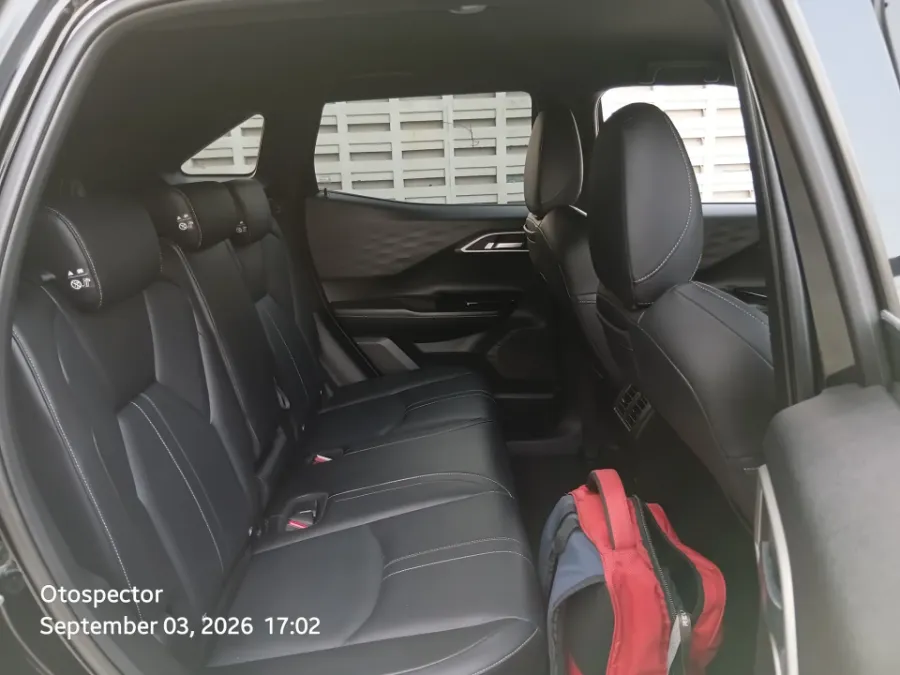 Foto Mobil Bekas Kabin Belakang Mitsubishi XForce 1.5 Ultimate tahun 2023