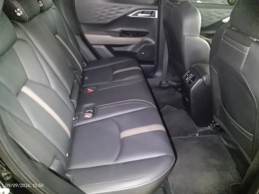 Foto Mobil Bekas Kabin Belakang Mitsubishi XForce 1.5 Ultimate tahun 2023