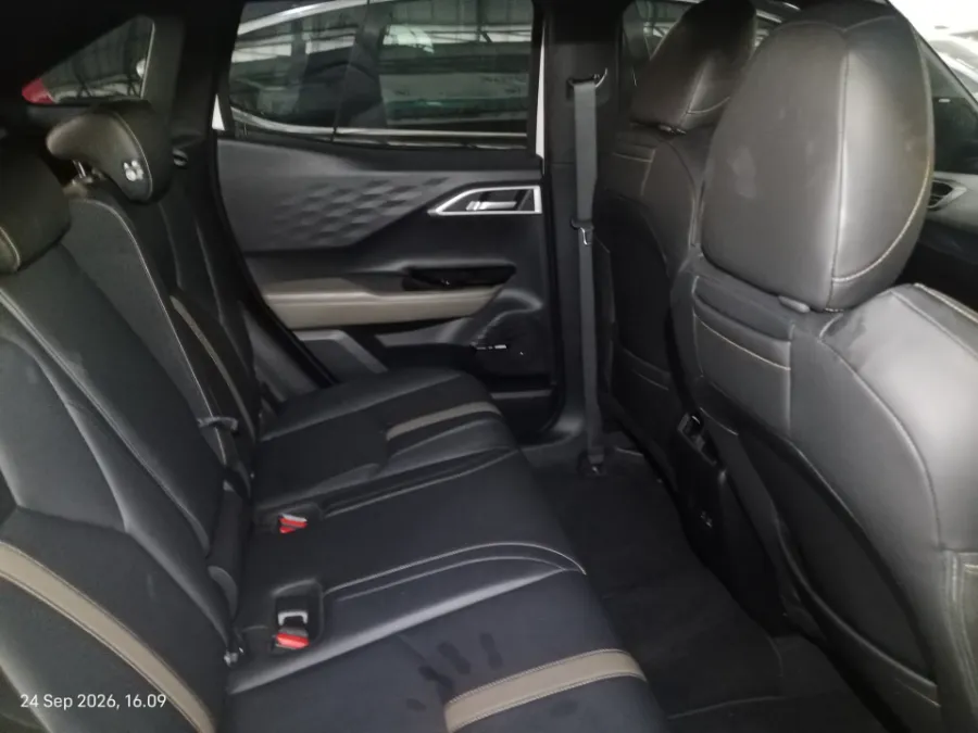 Foto Mobil Bekas Kabin Belakang Mitsubishi XForce 1.5 Ultimate tahun 2023