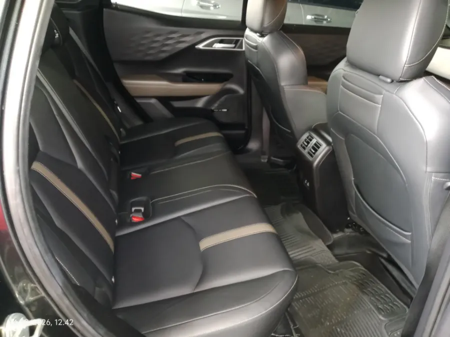 Foto Mobil Bekas Kabin Belakang Mitsubishi XForce 1.5 Ultimate tahun 2023