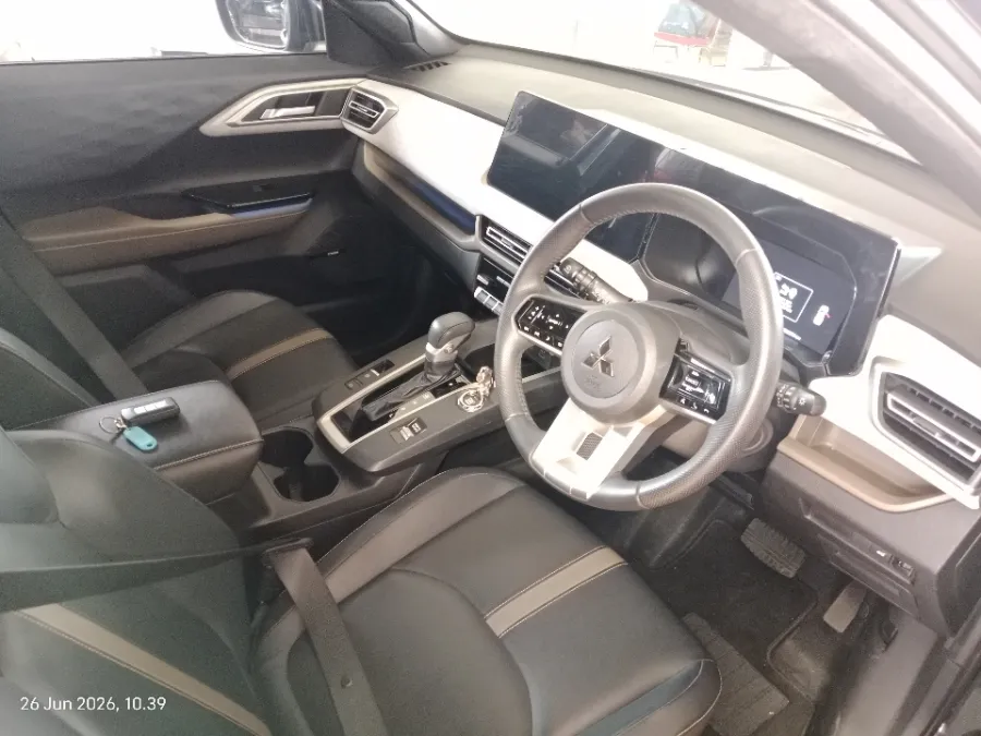 Foto Mobil Bekas Kabin Depan Mitsubishi XForce 1.5 Ultimate tahun 2023