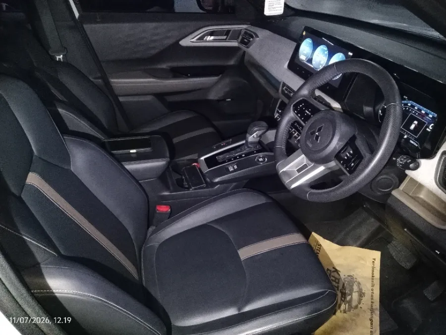 Foto Mobil Bekas Kabin Depan Mitsubishi XForce 1.5 Ultimate tahun 2023