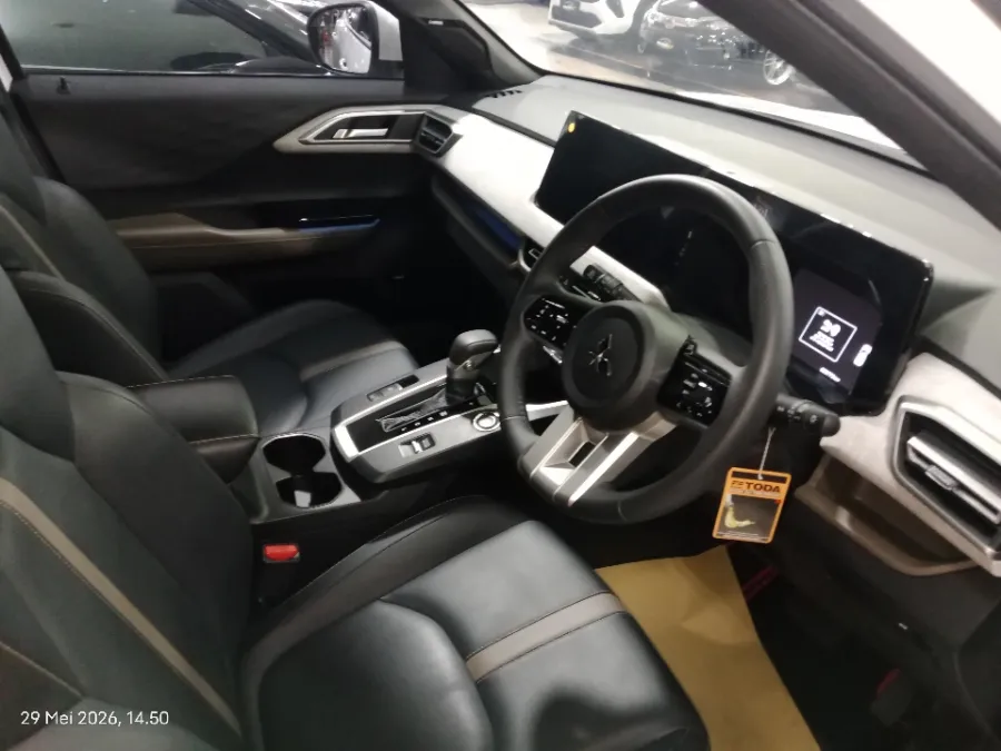 Foto Mobil Bekas Kabin Depan Mitsubishi XForce 1.5 Ultimate tahun 2023