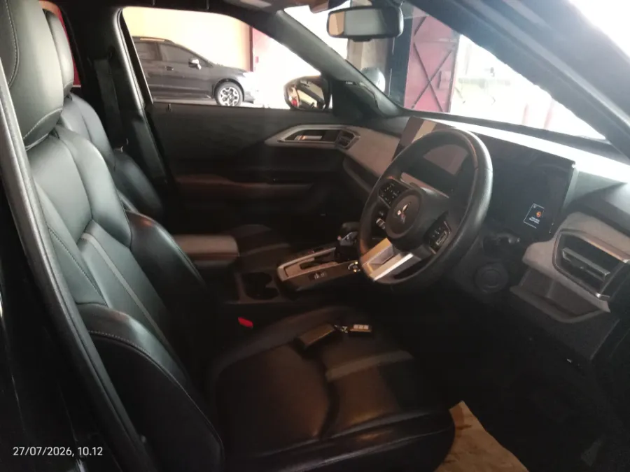 Foto Mobil Bekas Kabin Depan Mitsubishi XForce 1.5 Ultimate tahun 2023