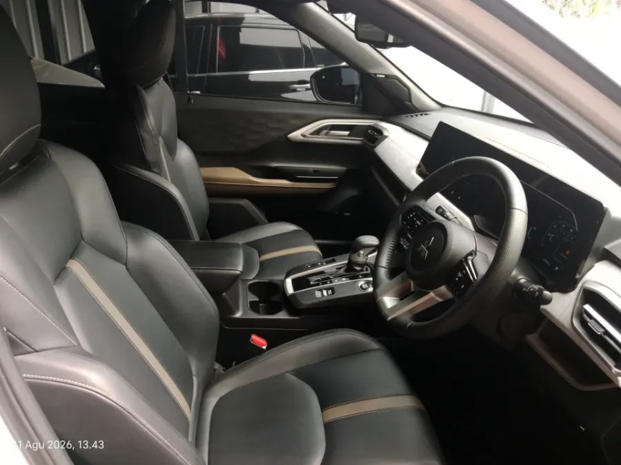 Foto Mobil Bekas Kabin Depan Mitsubishi XForce 1.5 Ultimate tahun 2023