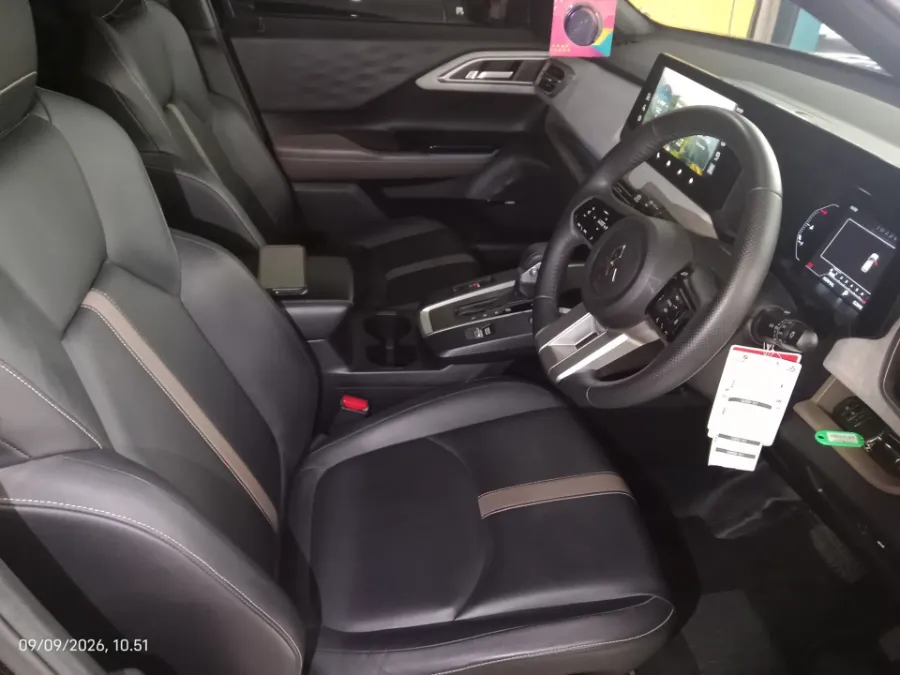 Foto Mobil Bekas Kabin Depan Mitsubishi XForce 1.5 Ultimate tahun 2023