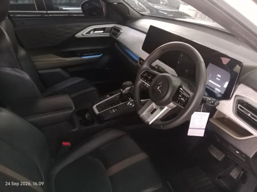 Foto Mobil Bekas Kabin Depan Mitsubishi XForce 1.5 Ultimate tahun 2023