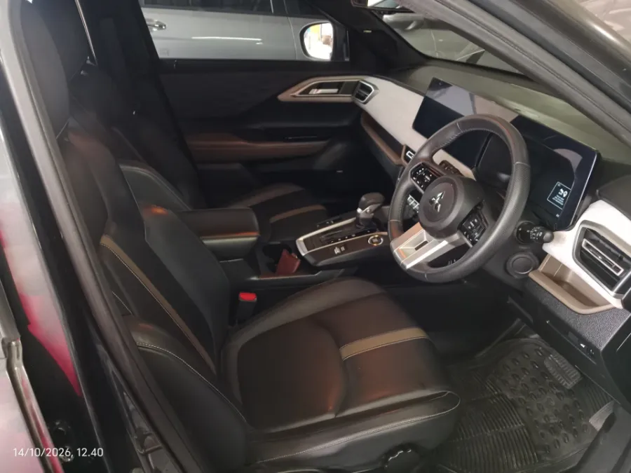 Foto Mobil Bekas Kabin Depan Mitsubishi XForce 1.5 Ultimate tahun 2023
