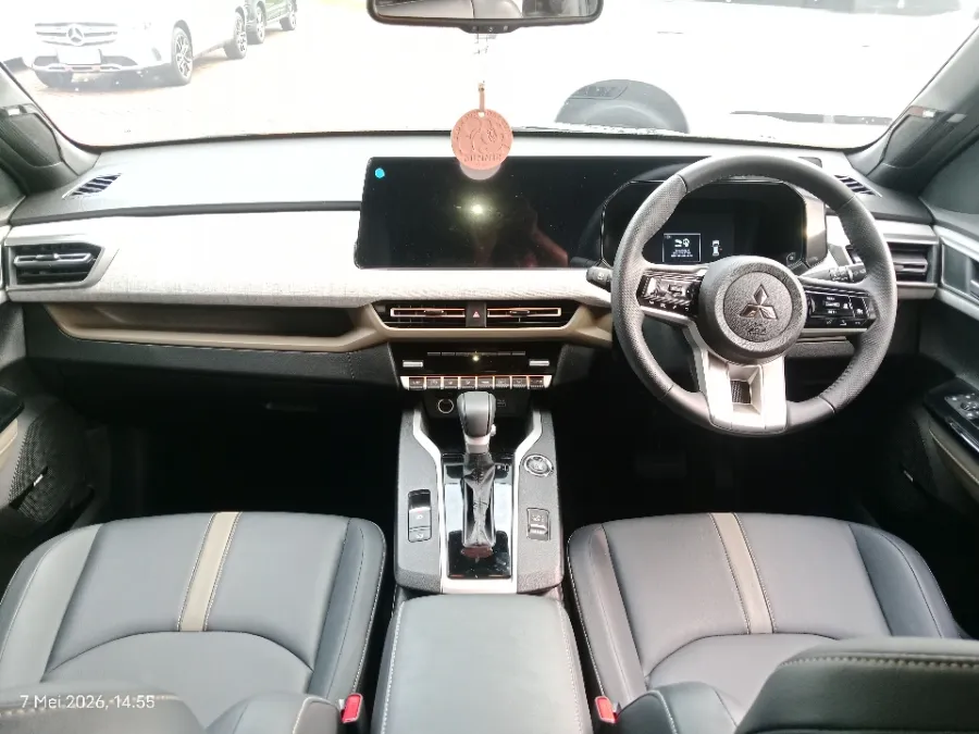 Foto Mobil Bekas Dashboard Mitsubishi XForce 1.5 Ultimate tahun 2024