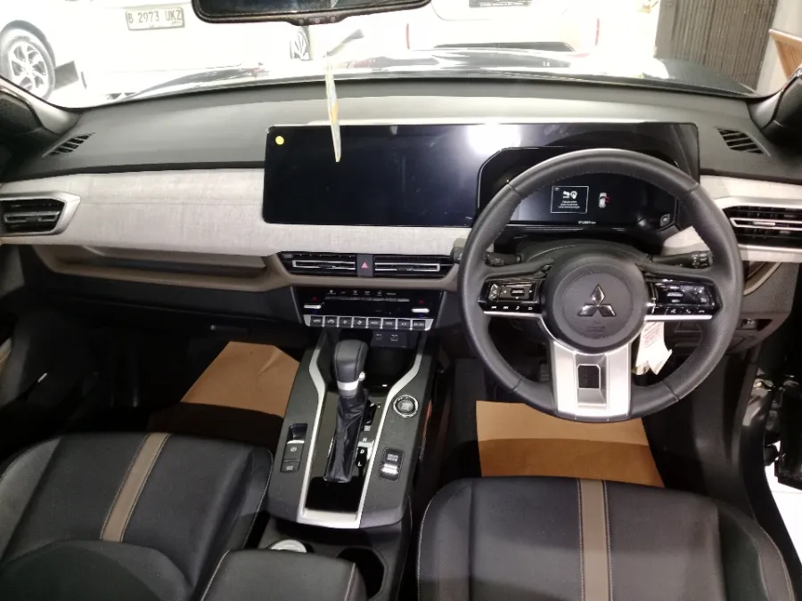 Foto Mobil Bekas Dashboard Mitsubishi XForce 1.5 Ultimate tahun 2024