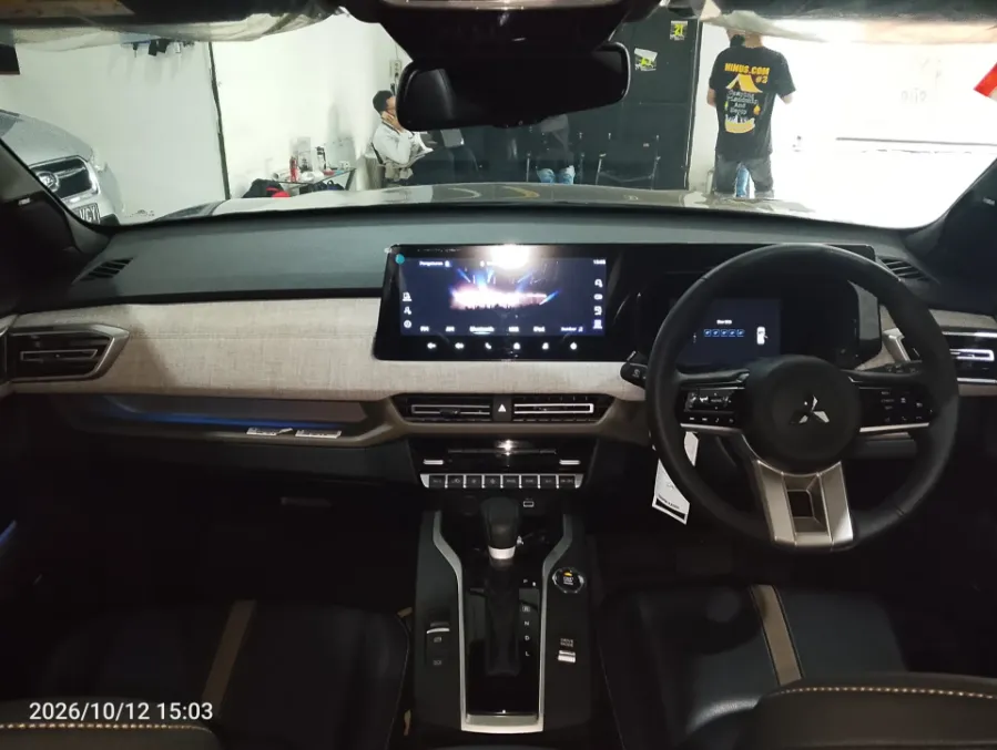 Foto Mobil Bekas Dashboard Mitsubishi XForce 1.5 Ultimate tahun 2024