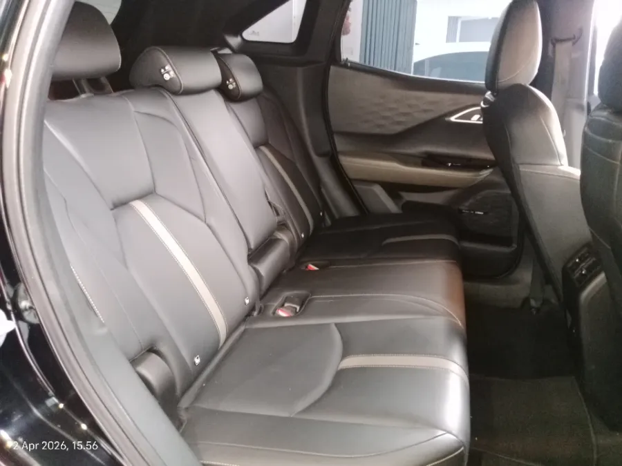 Foto Mobil Bekas Kabin Belakang Mitsubishi XForce 1.5 Ultimate tahun 2024