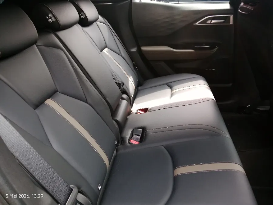 Foto Mobil Bekas Kabin Belakang Mitsubishi XForce 1.5 Ultimate tahun 2024