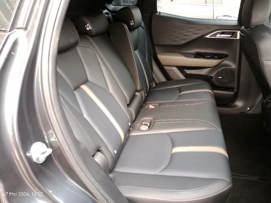 Foto Mobil Bekas Kabin Belakang Mitsubishi XForce 1.5 Ultimate tahun 2024
