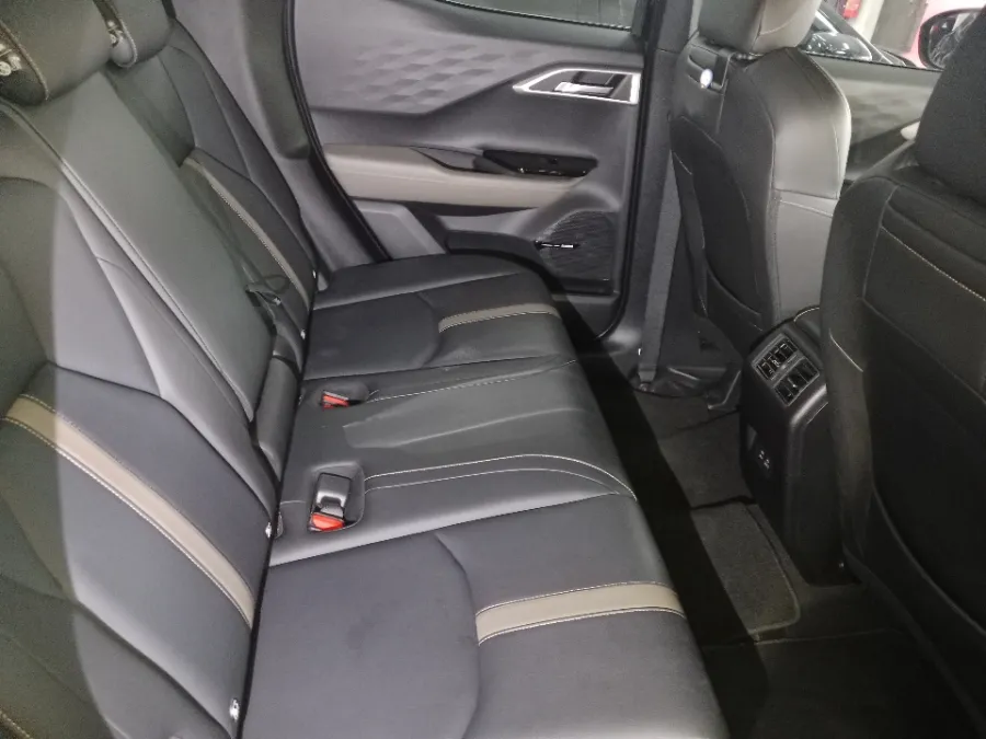 Foto Mobil Bekas Kabin Belakang Mitsubishi XForce 1.5 Ultimate tahun 2024