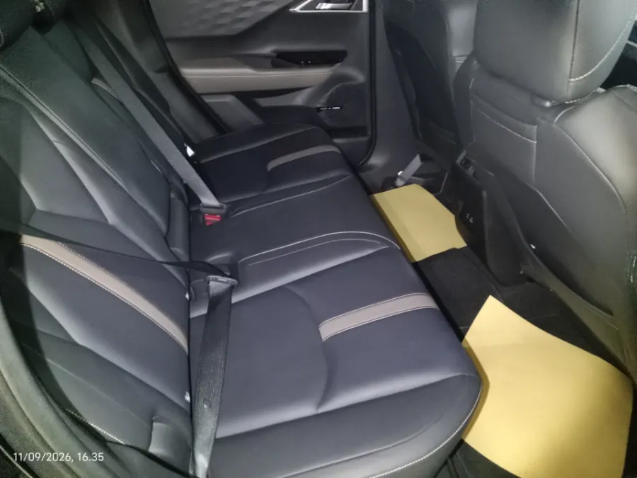 Foto Mobil Bekas Kabin Belakang Mitsubishi XForce 1.5 Ultimate tahun 2024
