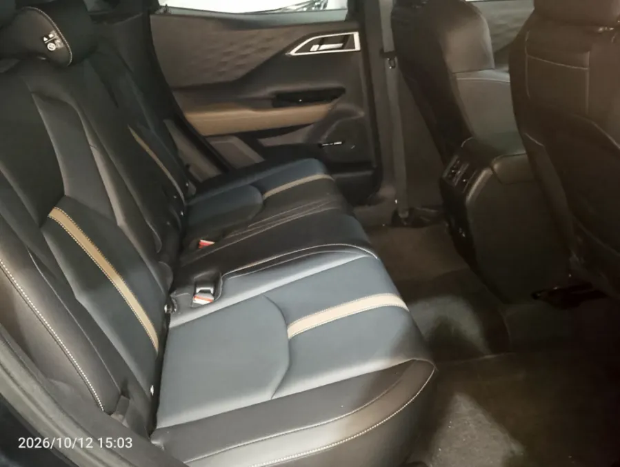 Foto Mobil Bekas Kabin Belakang Mitsubishi XForce 1.5 Ultimate tahun 2024