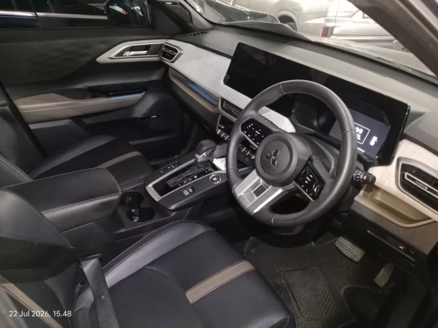 Foto Mobil Bekas Kabin Depan Mitsubishi XForce 1.5 Ultimate tahun 2024