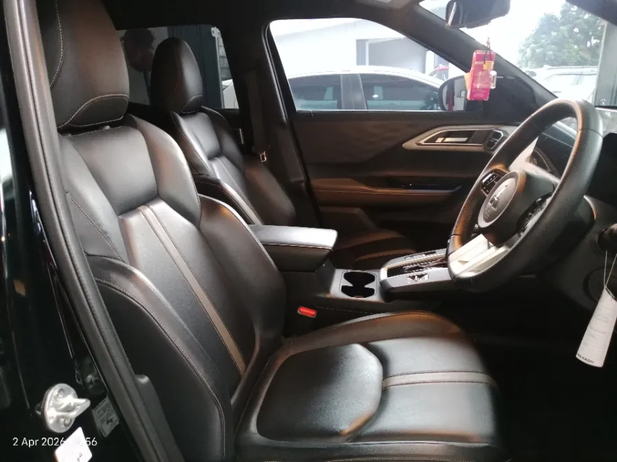Foto Mobil Bekas Kabin Depan Mitsubishi XForce 1.5 Ultimate tahun 2024