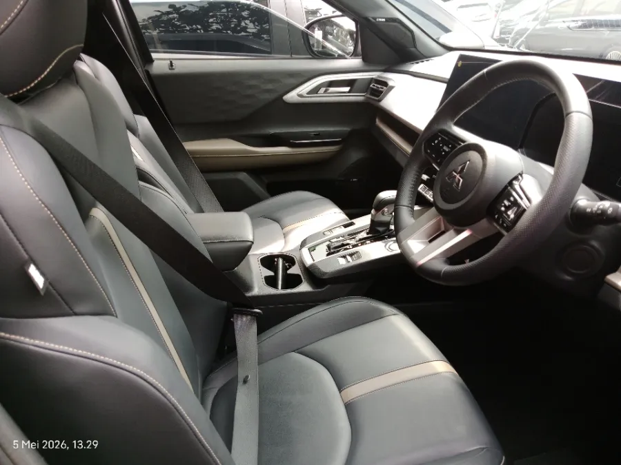 Foto Mobil Bekas Kabin Depan Mitsubishi XForce 1.5 Ultimate tahun 2024