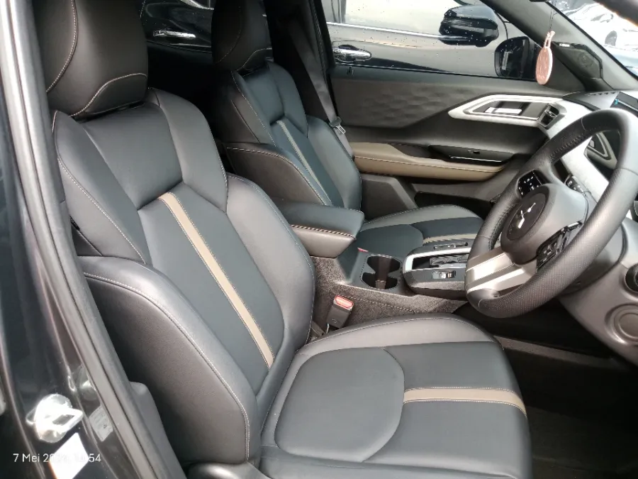 Foto Mobil Bekas Kabin Depan Mitsubishi XForce 1.5 Ultimate tahun 2024