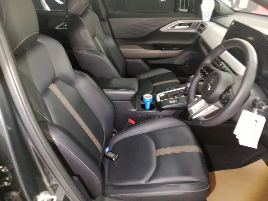 Foto Mobil Bekas Kabin Depan Mitsubishi XForce 1.5 Ultimate tahun 2024
