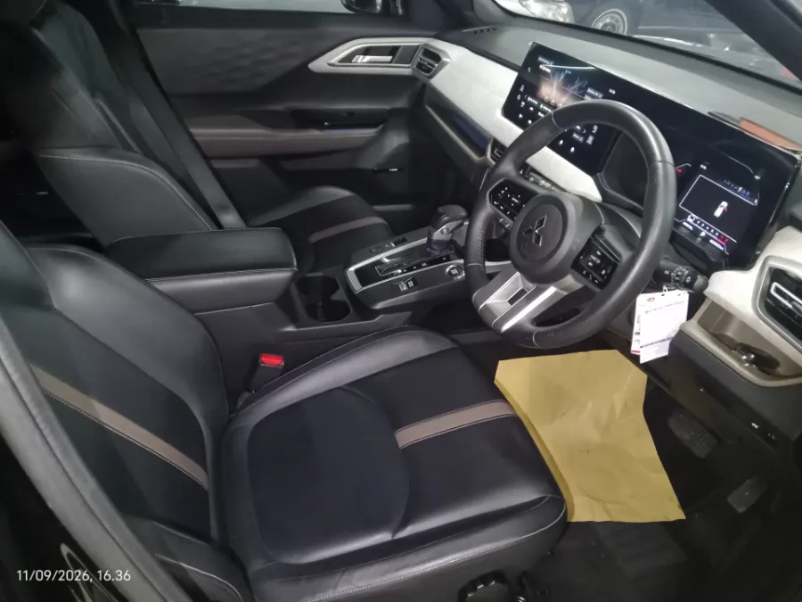 Foto Mobil Bekas Kabin Depan Mitsubishi XForce 1.5 Ultimate tahun 2024