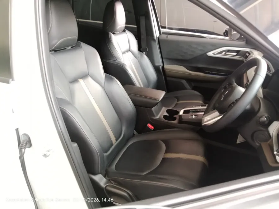 Foto Mobil Bekas Kabin Depan Mitsubishi XForce 1.5 Ultimate tahun 2024