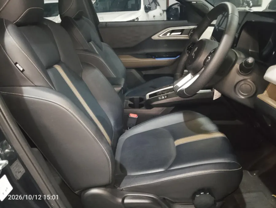 Foto Mobil Bekas Kabin Depan Mitsubishi XForce 1.5 Ultimate tahun 2024