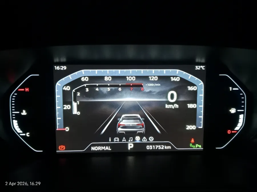 Foto Mobil Bekas Odometer Mitsubishi XForce 1.5 Ultimate tahun 2024