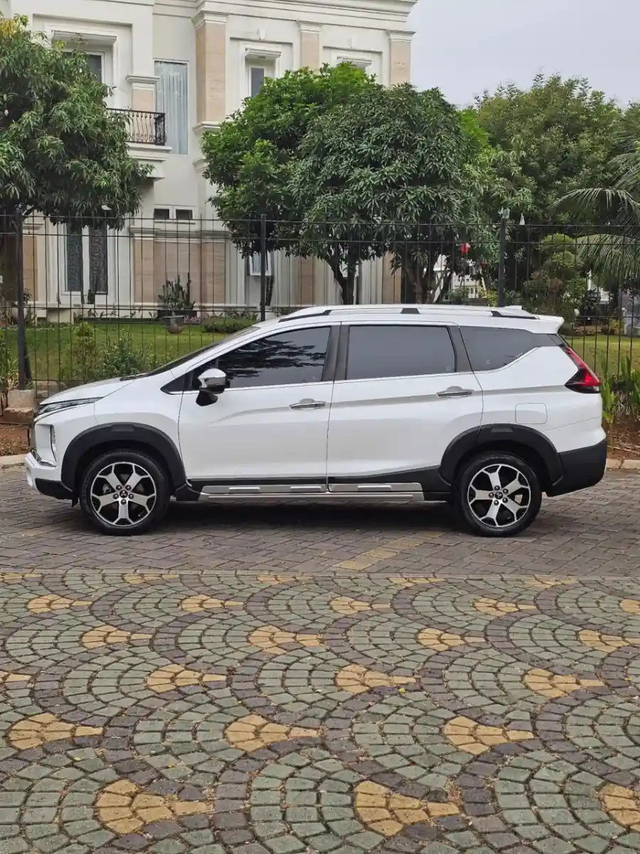 Foto Mobil Bekas Tampak Samping Mitsubishi Xpander 1.5 Cross tahun 2021