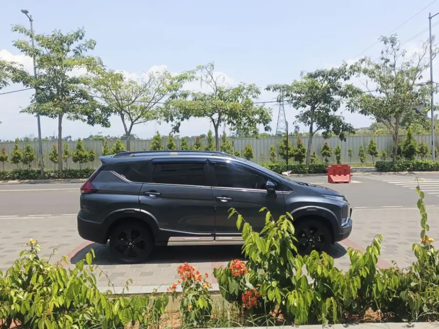 Foto Mobil Bekas Tampak Samping Mitsubishi Xpander 1.5 Cross tahun 2021