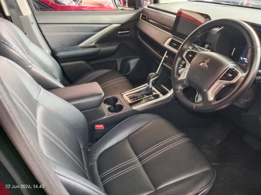 Foto Mobil Bekas Kabin Depan Mitsubishi Xpander 1.5 Cross tahun 2022