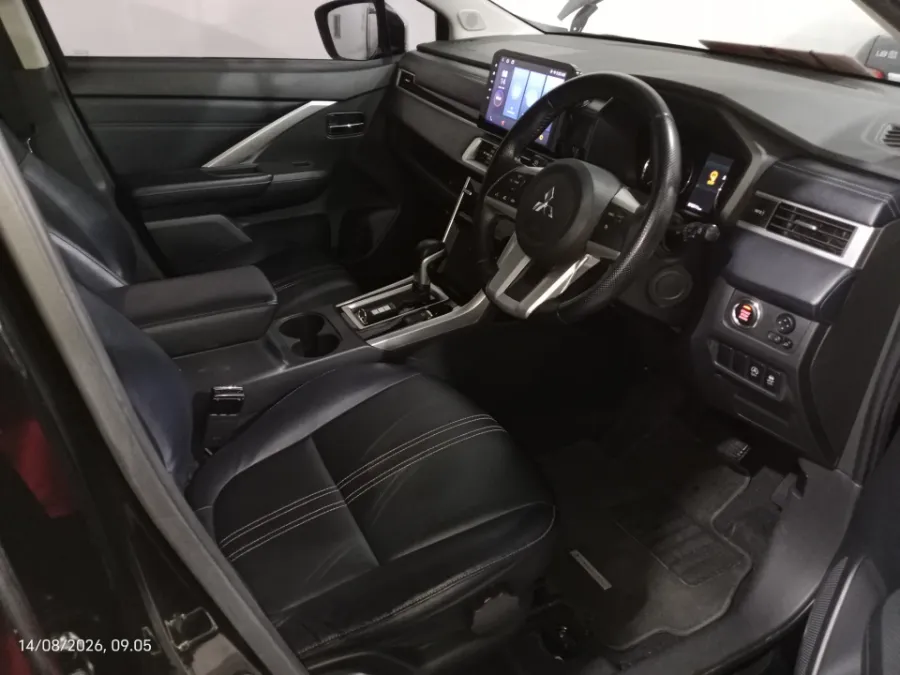 Foto Mobil Bekas Kabin Depan Mitsubishi Xpander 1.5 Cross tahun 2022