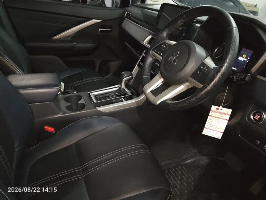 Foto Mobil Bekas Kabin Depan Mitsubishi Xpander 1.5 Cross tahun 2022
