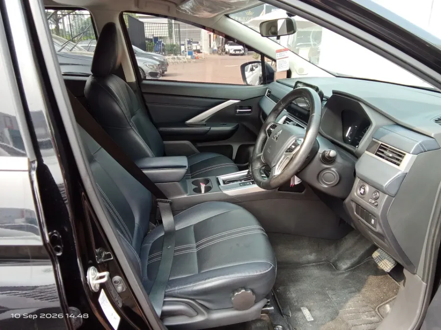 Foto Mobil Bekas Kabin Depan Mitsubishi Xpander 1.5 Cross tahun 2022