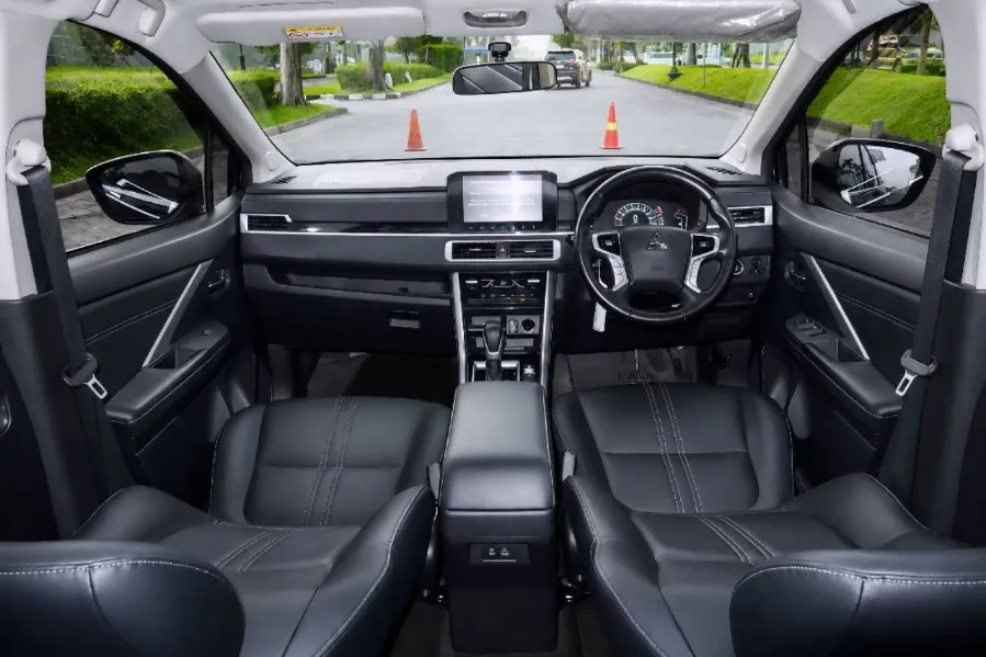 Foto Mobil Bekas Dashboard Mitsubishi Xpander 1.5 Cross tahun 2023