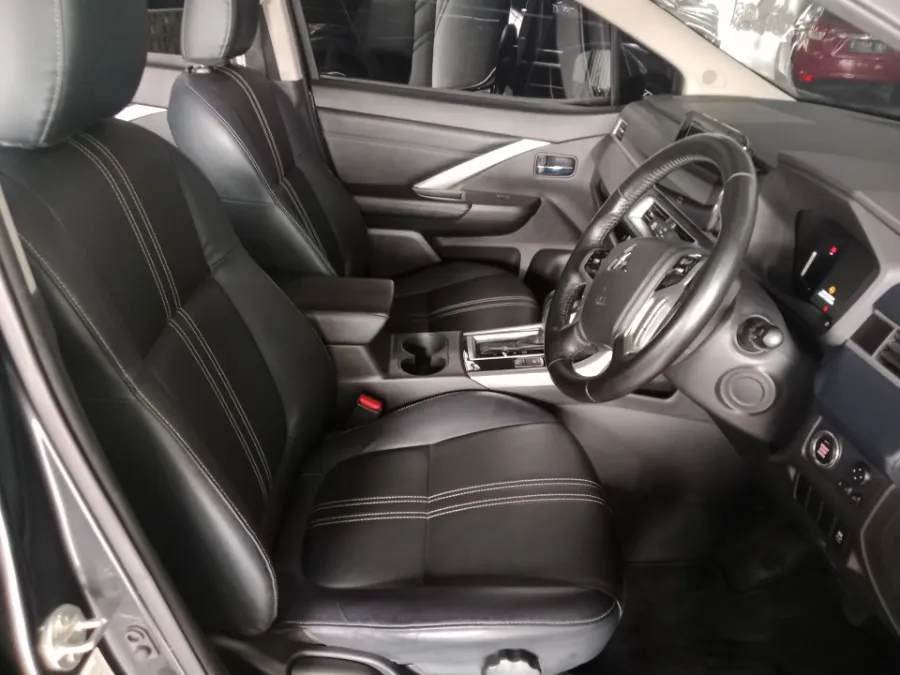 Foto Mobil Bekas Kabin Depan Mitsubishi Xpander 1.5 Cross tahun 2023