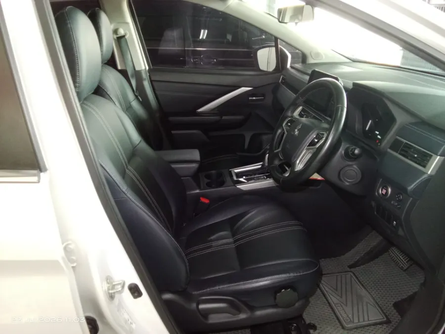 Foto Mobil Bekas Kabin Depan Mitsubishi Xpander 1.5 Cross tahun 2023