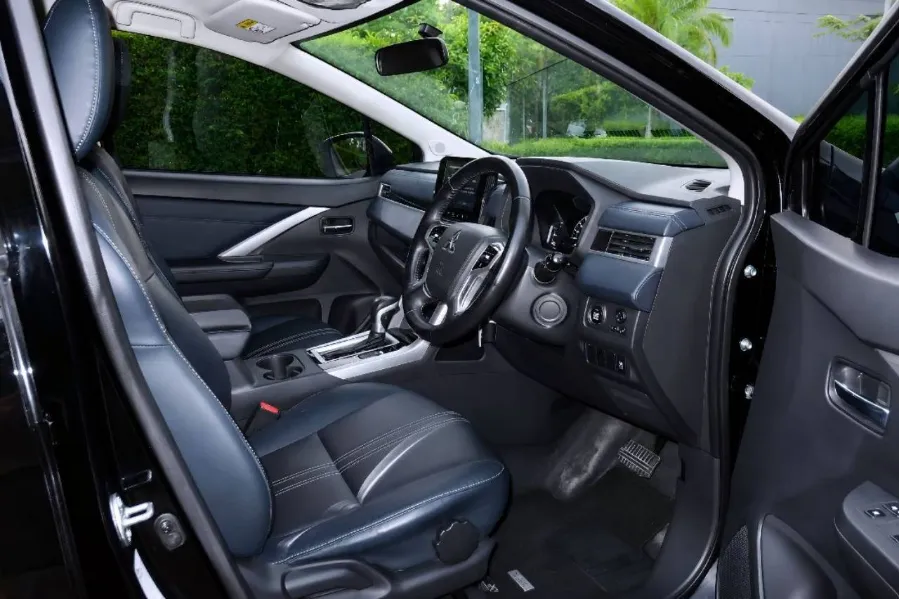 Foto Mobil Bekas Kabin Depan Mitsubishi Xpander 1.5 Cross tahun 2023