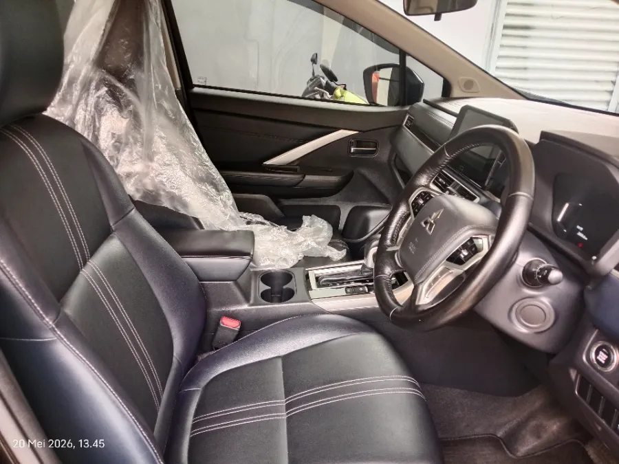 Foto Mobil Bekas Kabin Depan Mitsubishi Xpander 1.5 Cross tahun 2023