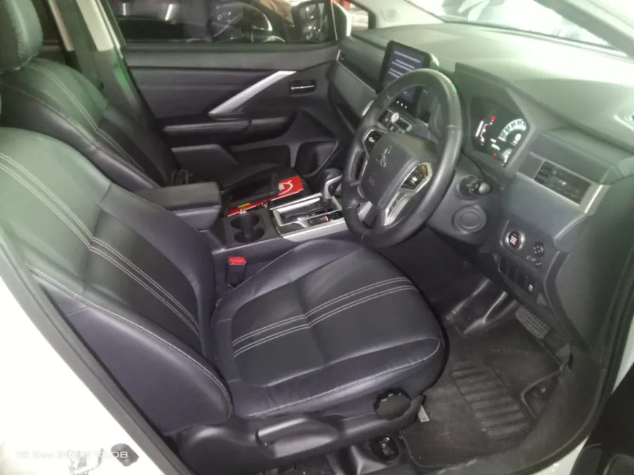 Foto Mobil Bekas Kabin Depan Mitsubishi Xpander 1.5 Cross tahun 2023