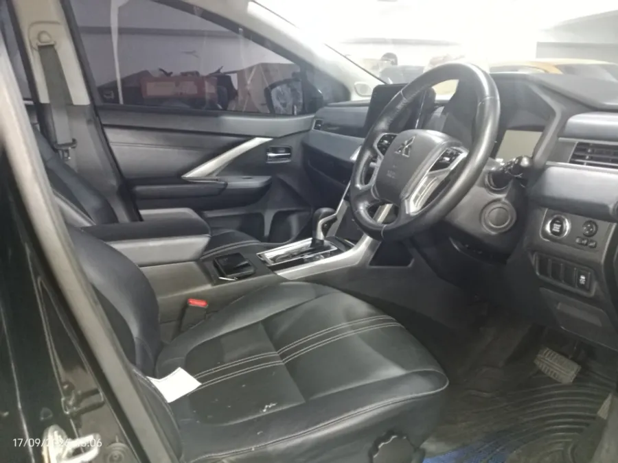 Foto Mobil Bekas Kabin Depan Mitsubishi Xpander 1.5 Cross tahun 2023