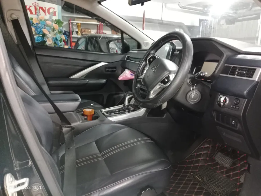 Foto Mobil Bekas Kabin Depan Mitsubishi Xpander 1.5 Cross tahun 2023