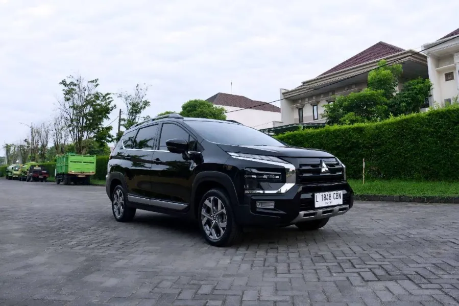 Foto Mobil Bekas Kanan Depan Mitsubishi Xpander 1.5 Cross tahun 2023